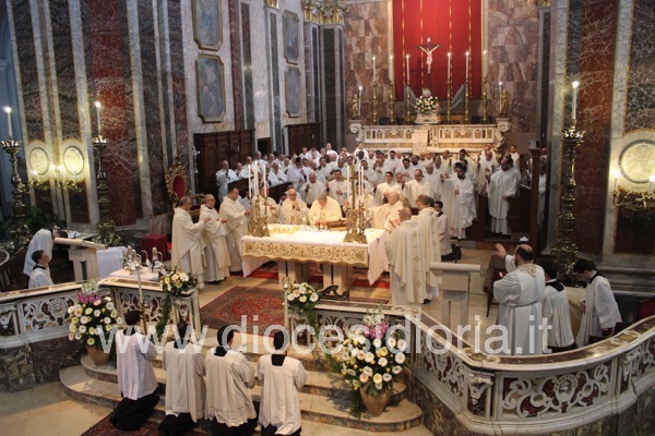 Il Vescovo con i sacerdoti durante la Messa Crismale 2016